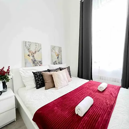 Cozy & Modern 2min From Synague Apartment